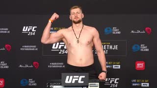 Александр Волков прошел процедуру взвешивания перед UFC 254