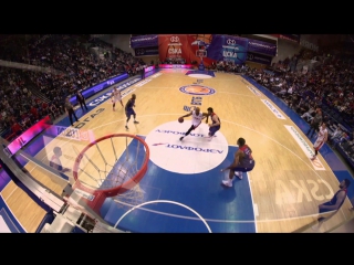 32-летний Марди Коллинз забивает сверху через Кайла Хайнса