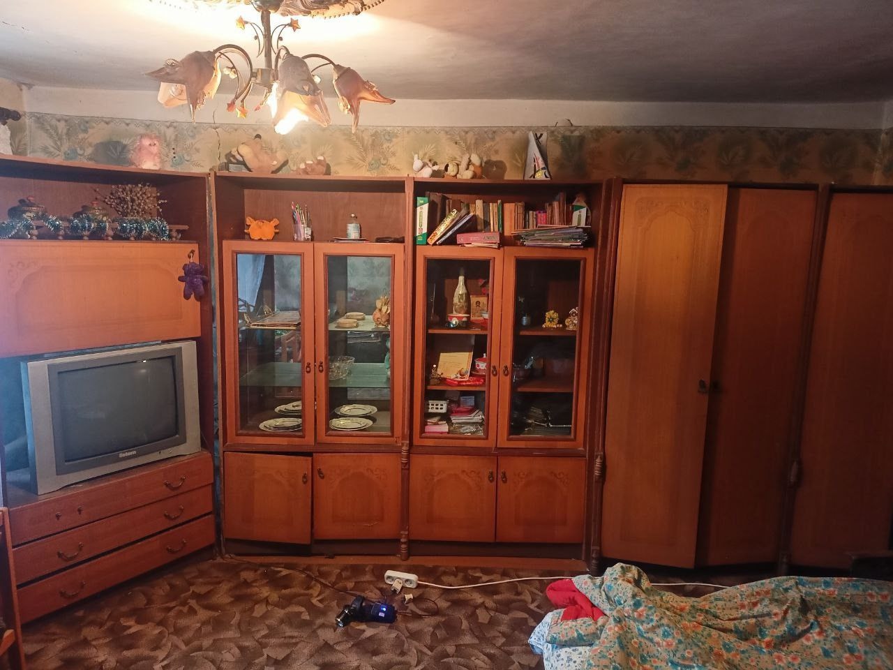 Продается флигель пос. Веселенькое, общ.пл. 64,4 кв.м., все коммуникации - газ, свет, вода (скважина). Цена 900 000 руб. Отопление газовое, удобства на улице. Есть заезд для авто, хоз.постройки. Участок 6 сот. (не приват.), полностью огорожен. Тел.: +79595694314 (WhatsApp, Telegram, Max) Наталья...