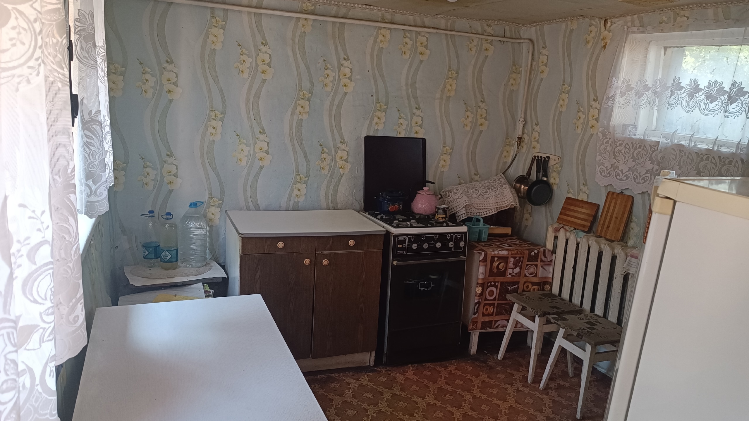 Продается небольшой дом ул.Минская 96, 54м.кв.,земли 6 сот.(приват),в доме 3 изол., комнаты, отдельно стоящая кухня и котельная,есть гараж,с/у во дворе. Цена 3 500 000 руб.+79591436534.