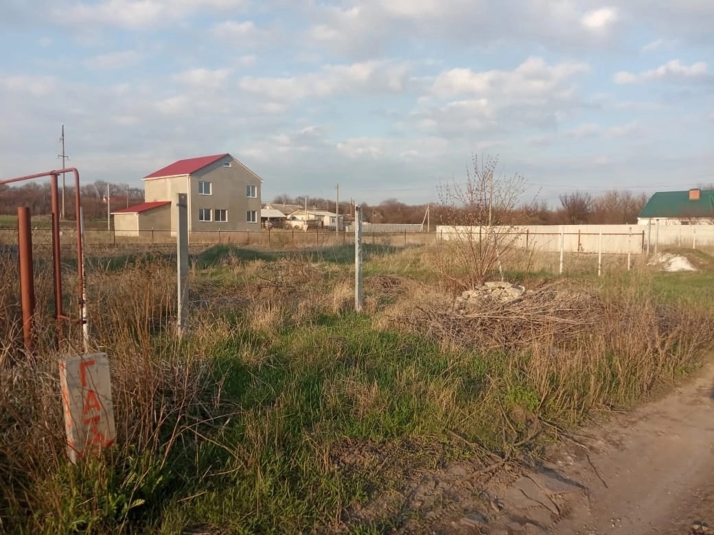 Зем. уч 10 соток ул. Виноградная, Тепличное г. Луганск Продам земельной участок 10 соток под застройку нового дома ул. Виноградная, Тепличное, г. Луганск. Участок ровный. По фасаду 30м, длина 33м. Земля приват. Все коммуникации рядом. Целевое назначение: под строительство и обслуживание жилого дома. Цена: 900...